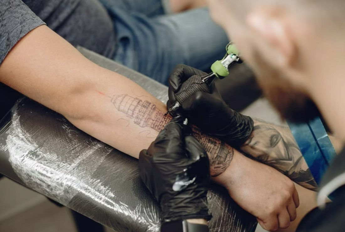 Handschuhe für Tätowierungen